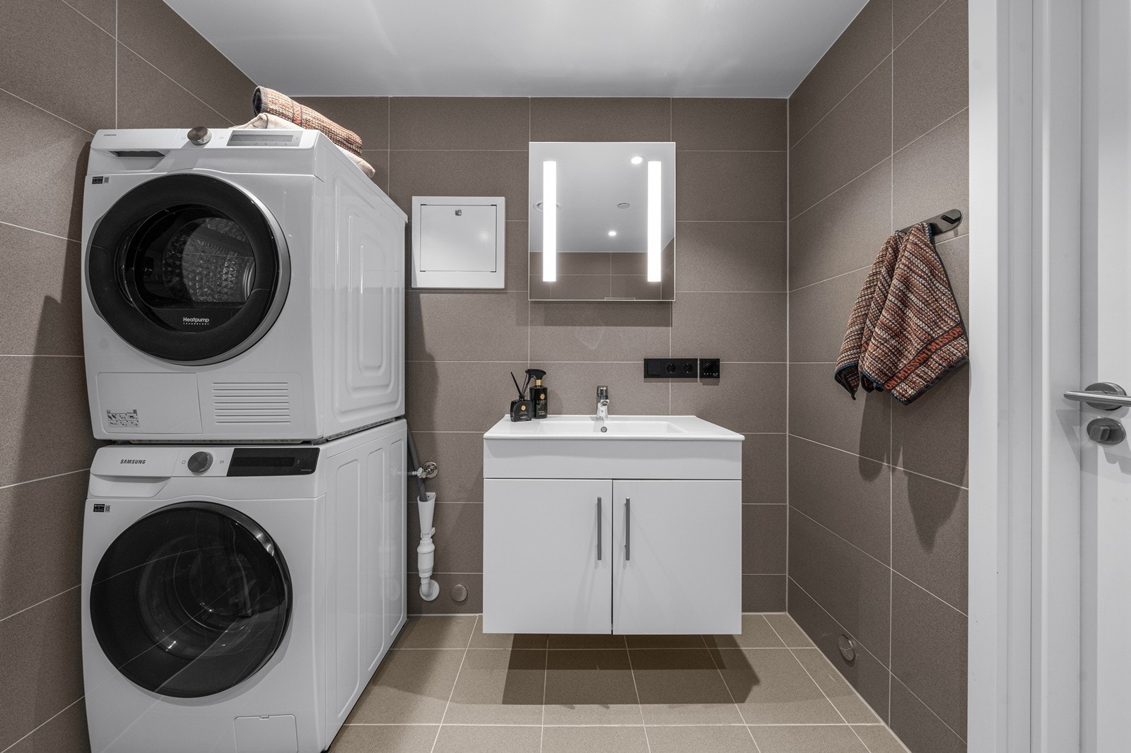 Det er god plass til vaskemaskin og tørketrommel i vaskesøyle. Galleribilde