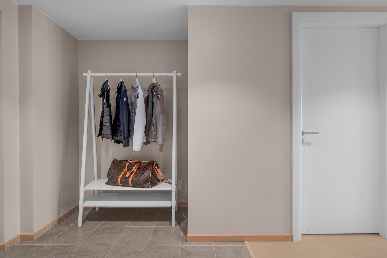 Det er avsatt plass til garderobeløsning i åpen nisje i entré - perfekt for skyvedørsgarderobe. Galleribilde