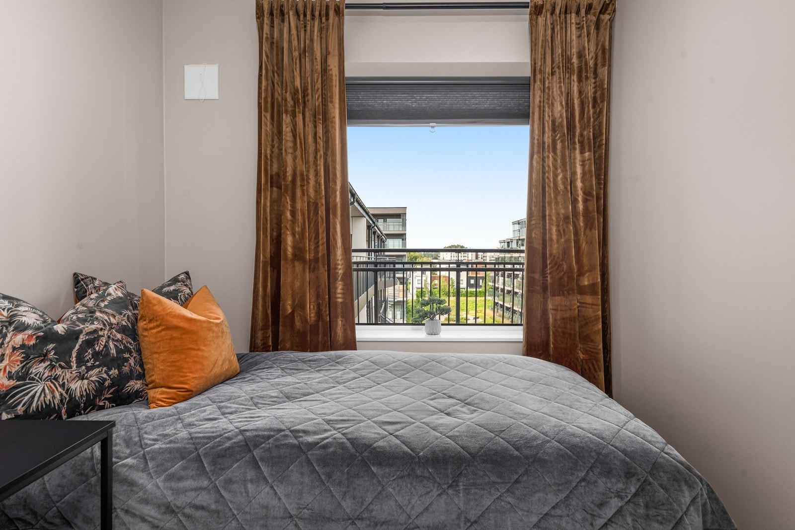 Soverom 2 har også plass til en bred seng og oppbevaringsmøbel. Galleribilde