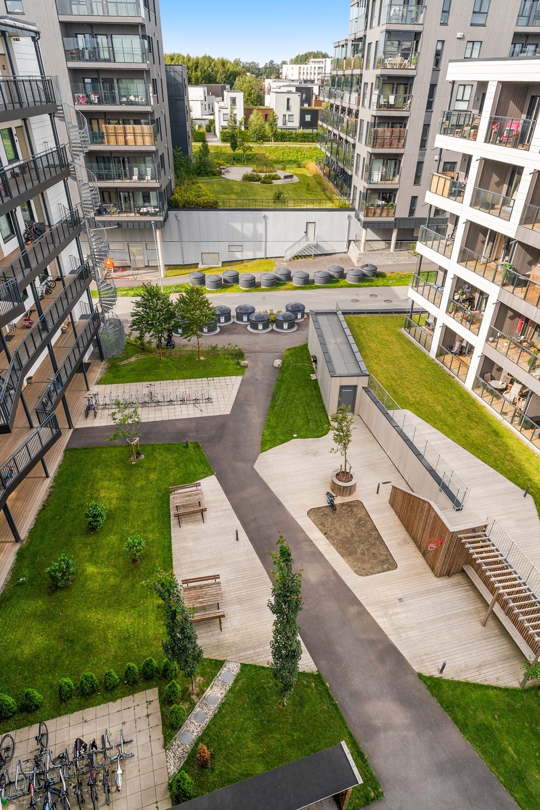 Jessheim sentrum ligger bare en kort spasertur unna, med et rikt utvalg av butikker, restauranter, kulturtilbud og servicetilbud. For den aktive finnes flotte turområder, treningssentre og idrettsanlegg i nærheten. Bilde tatt fra i sommer. Galleribilde