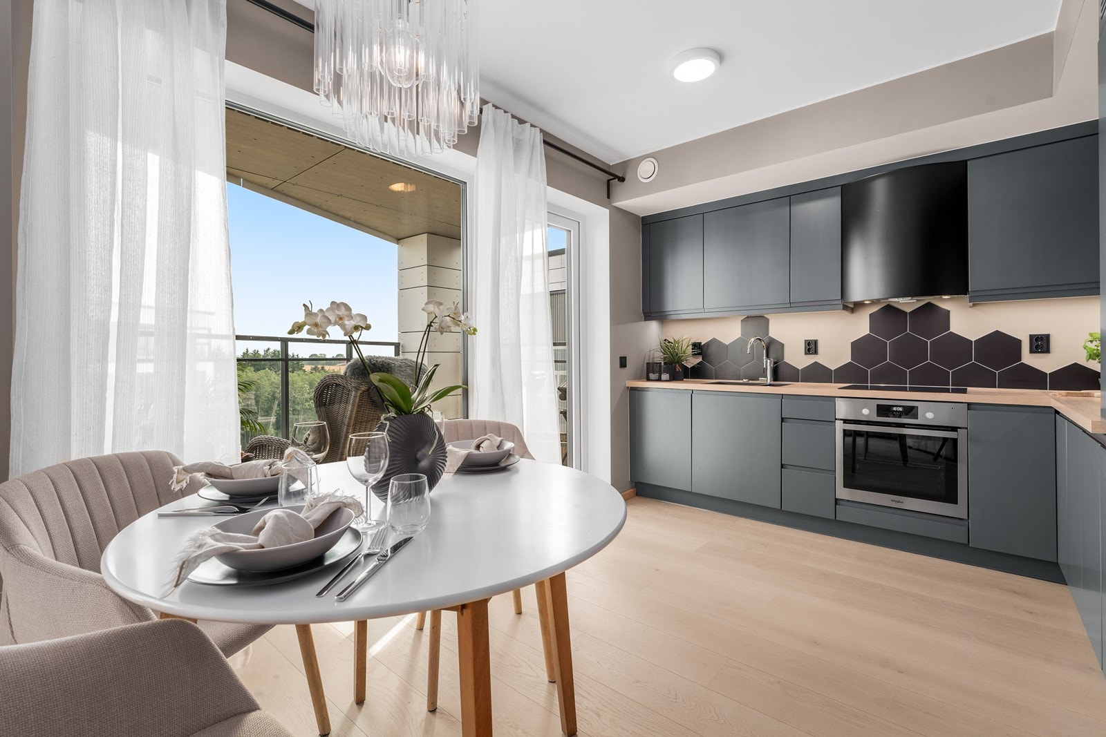 Leiligheten byr på en luftig og innbydende oppholdsdel der kjøkken og stue er elegant integrert i en åpen løsning som utnytter hver kvadratmeter optimalt. Galleribilde