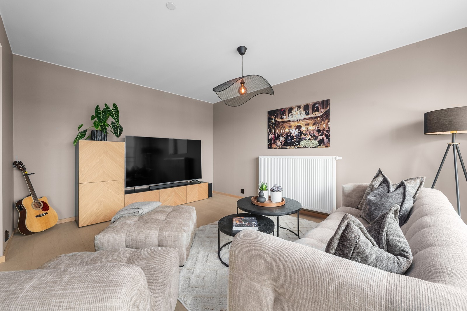 Boligen fremstår i gjennomgående skandinavisk stil - lys, luftig og minimalistisk, med en elegant kombinasjon av naturlige toner og moderne detaljer. Galleribilde