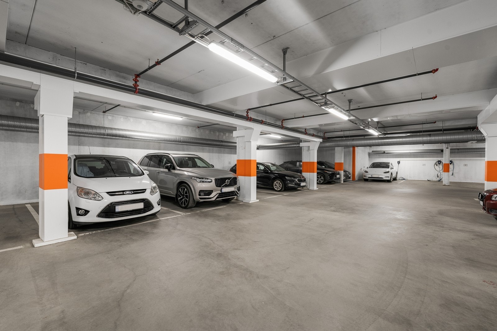 Det medfølger garasjeplass i felles garasjeanlegg. Det er praktisk heisadkomst fra garasjekjeller til leiligheten i 6. etasje. Galleribilde