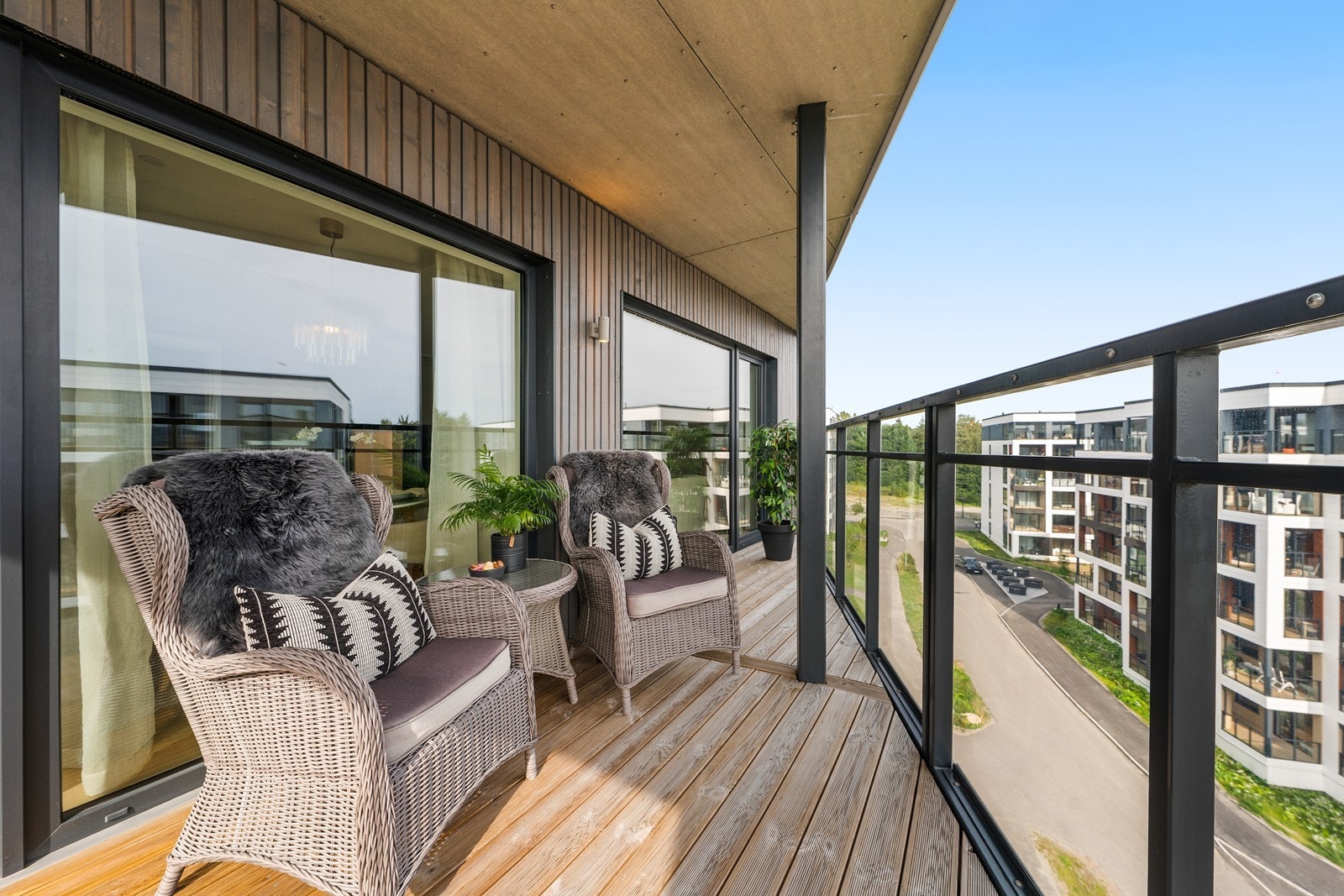 Generøs sydvendt balkong på ca. 14 m2 med god plass til sittegruppe, grill ol. Galleribilde