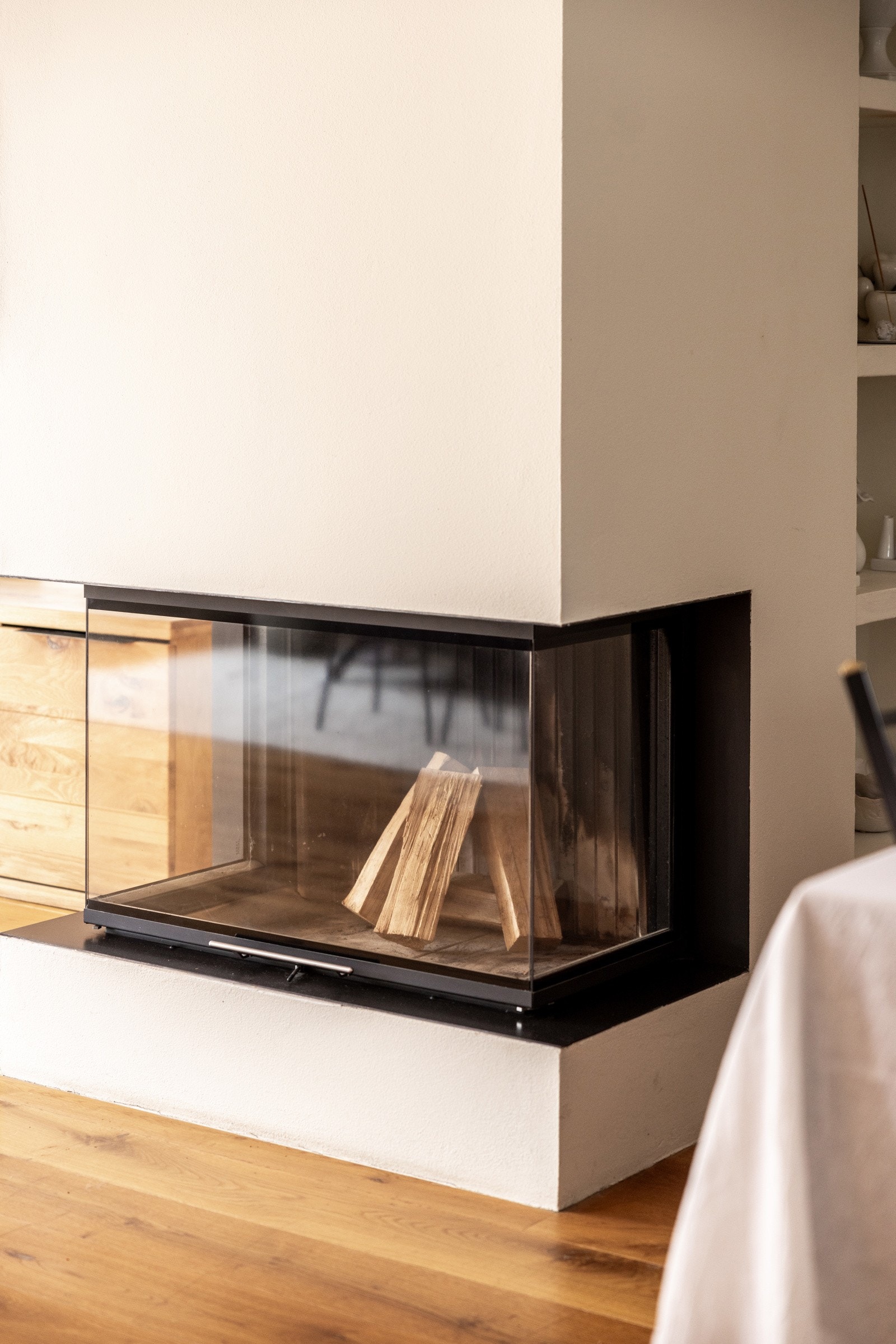 Peisinnsatsen fungerer som et naturlig midtpunkt i rommet og gir en lun stemning på kjølige kvelder. Galleribilde