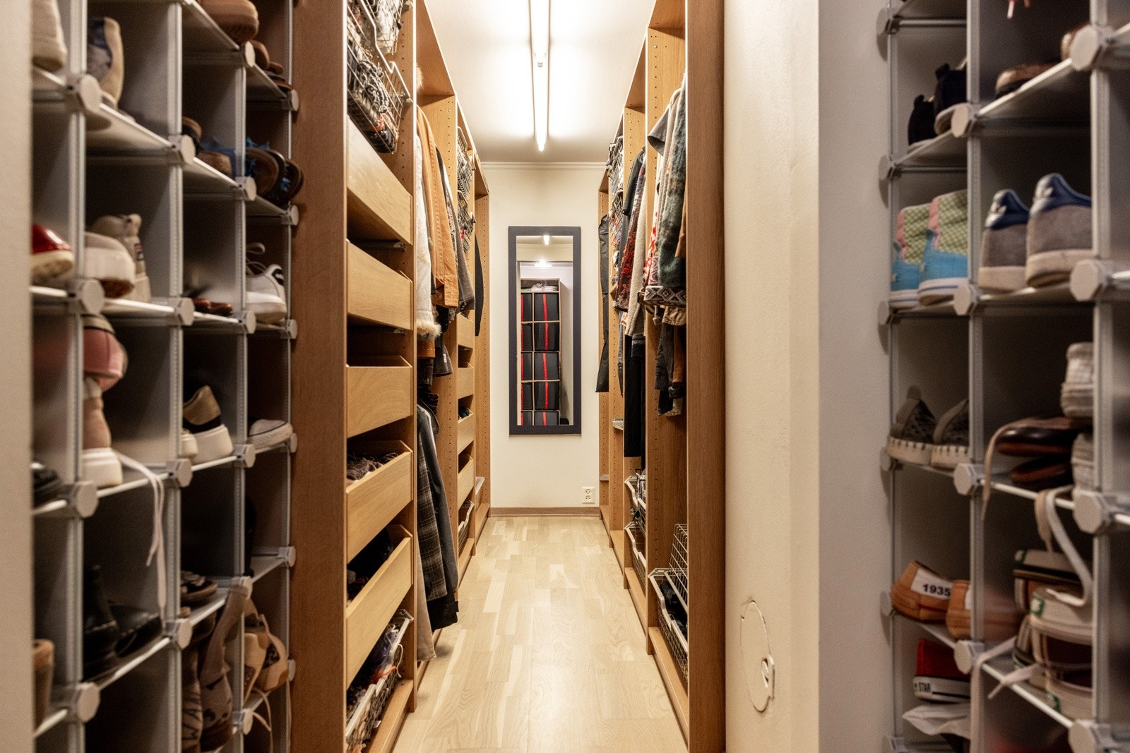 Praktiske hyller og skuffer gir god oversikt, og løsningen sørger for en ryddig og funksjonell hverdag. Galleribilde