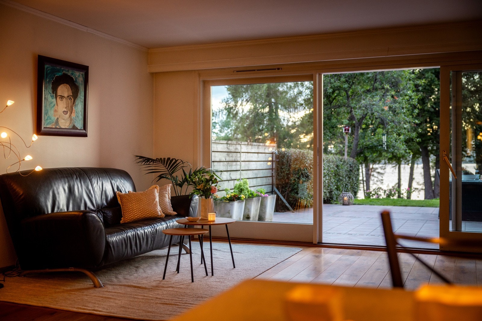 Fra stuen er det direkte utgang til en solrik terrasse og hage, noe som forlenger oppholdsarealet og skaper en herlig balanse mellom ute og inne. Galleribilde