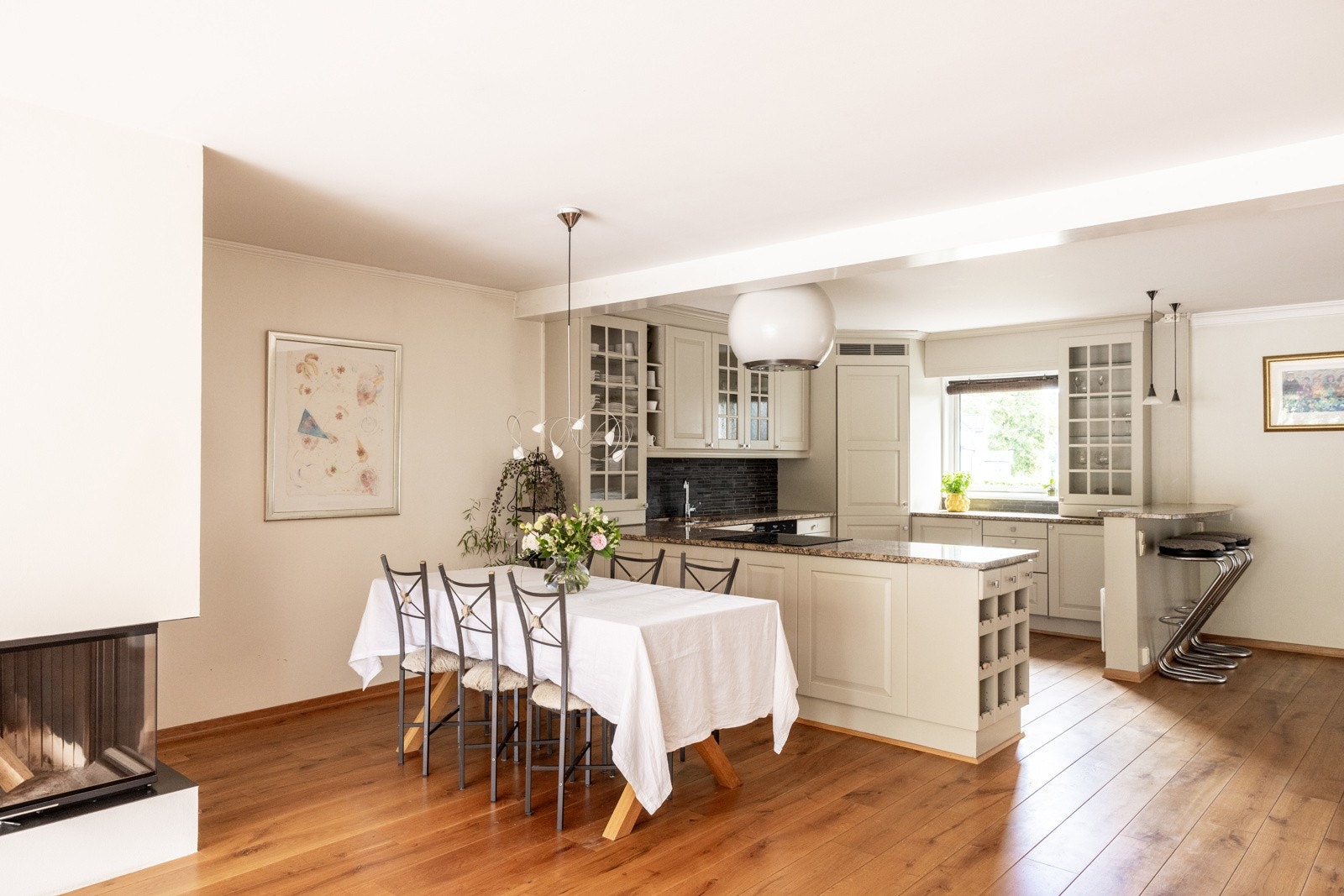 Her er det god plass til stort spisebord, perfekt for sosiale sammenkomster. Galleribilde