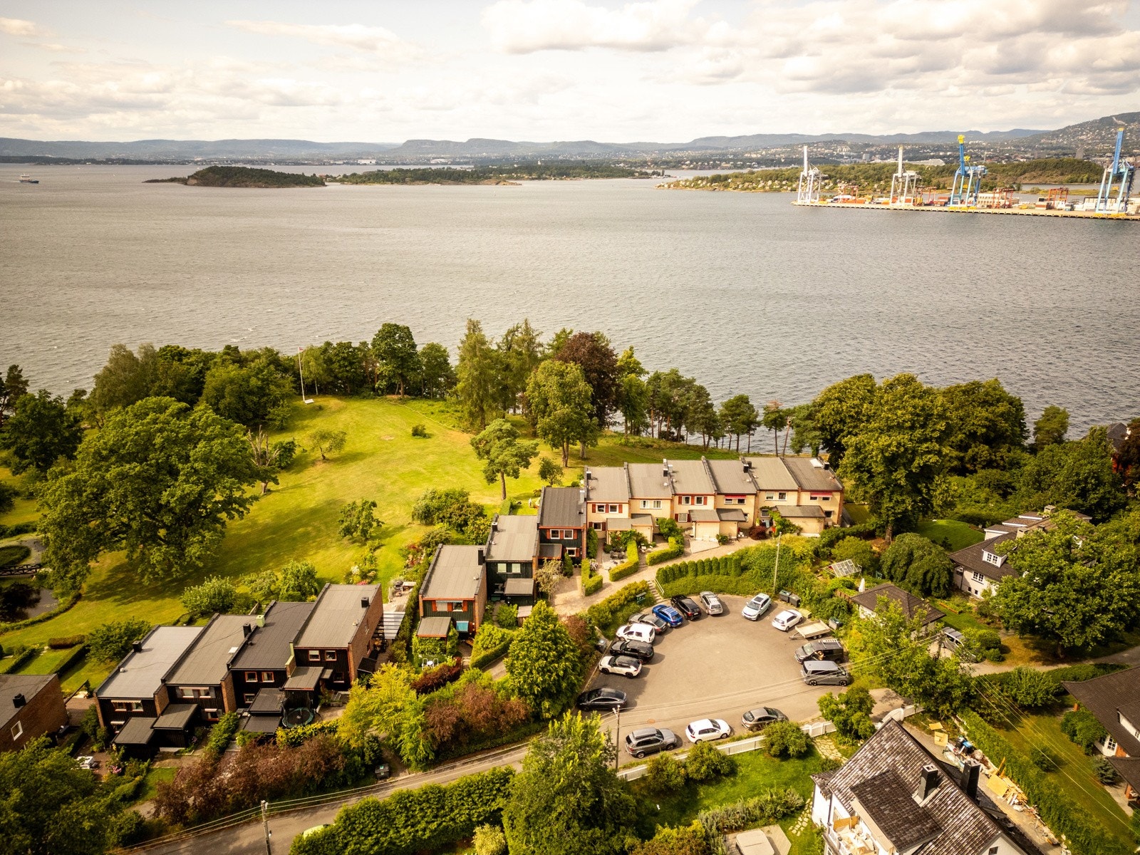 Området har gangavstand til Nedre Bekkelaget barneskole og kort vei til Brannfjell ungdomsskole. Det finnes også flere videregående skoler og et bredt tilbud av både private og kommunale barnehager i området. Galleribilde