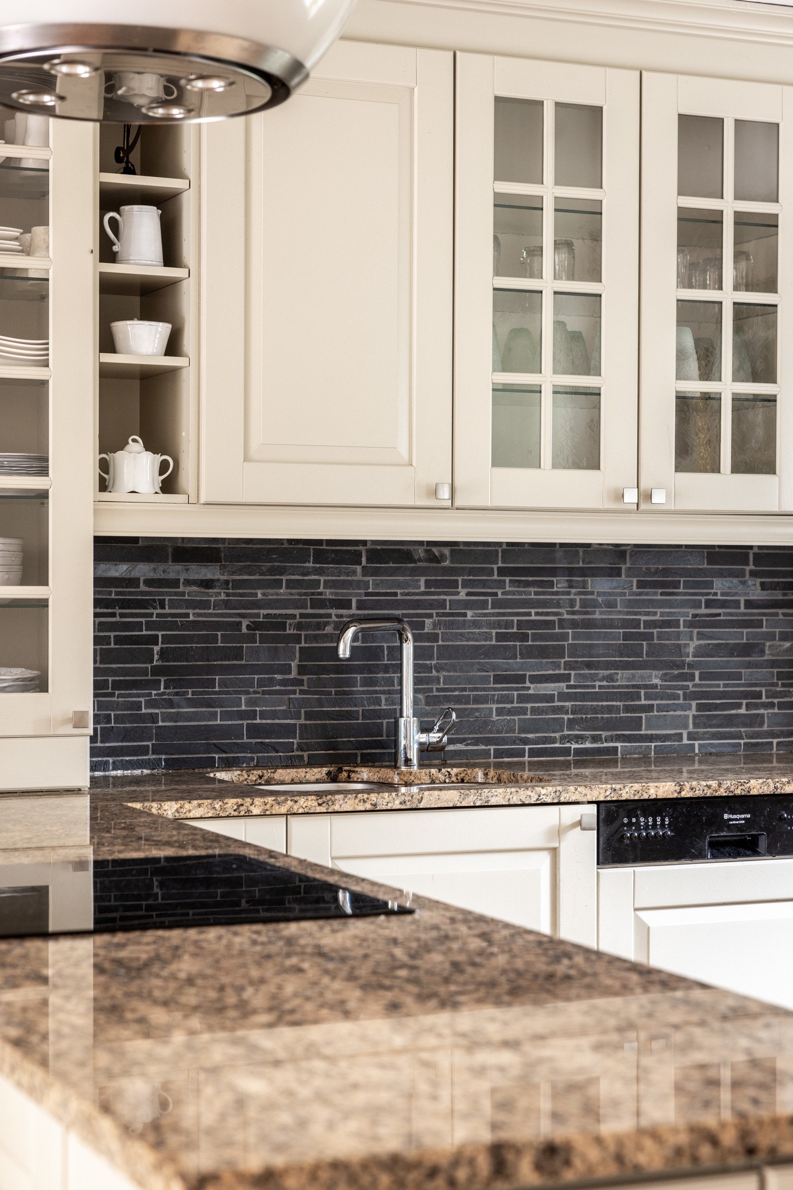 Benkeplaten er utført i solid stein, noe som både gir et elegant uttrykk og sikrer god slitestyrke i hverdagen. Galleribilde