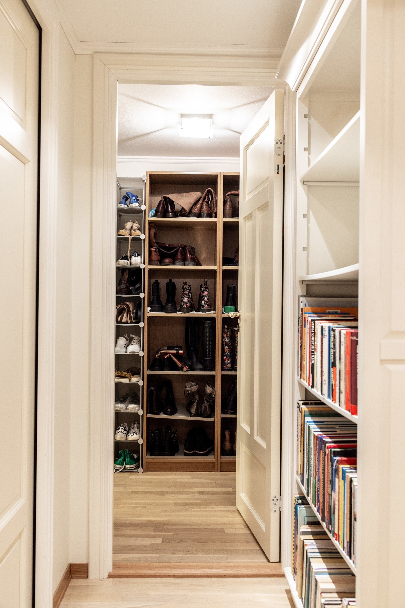 I underetasjen finner du en romslig walk-in garderobe med rikelig oppbevaringsplass. Galleribilde