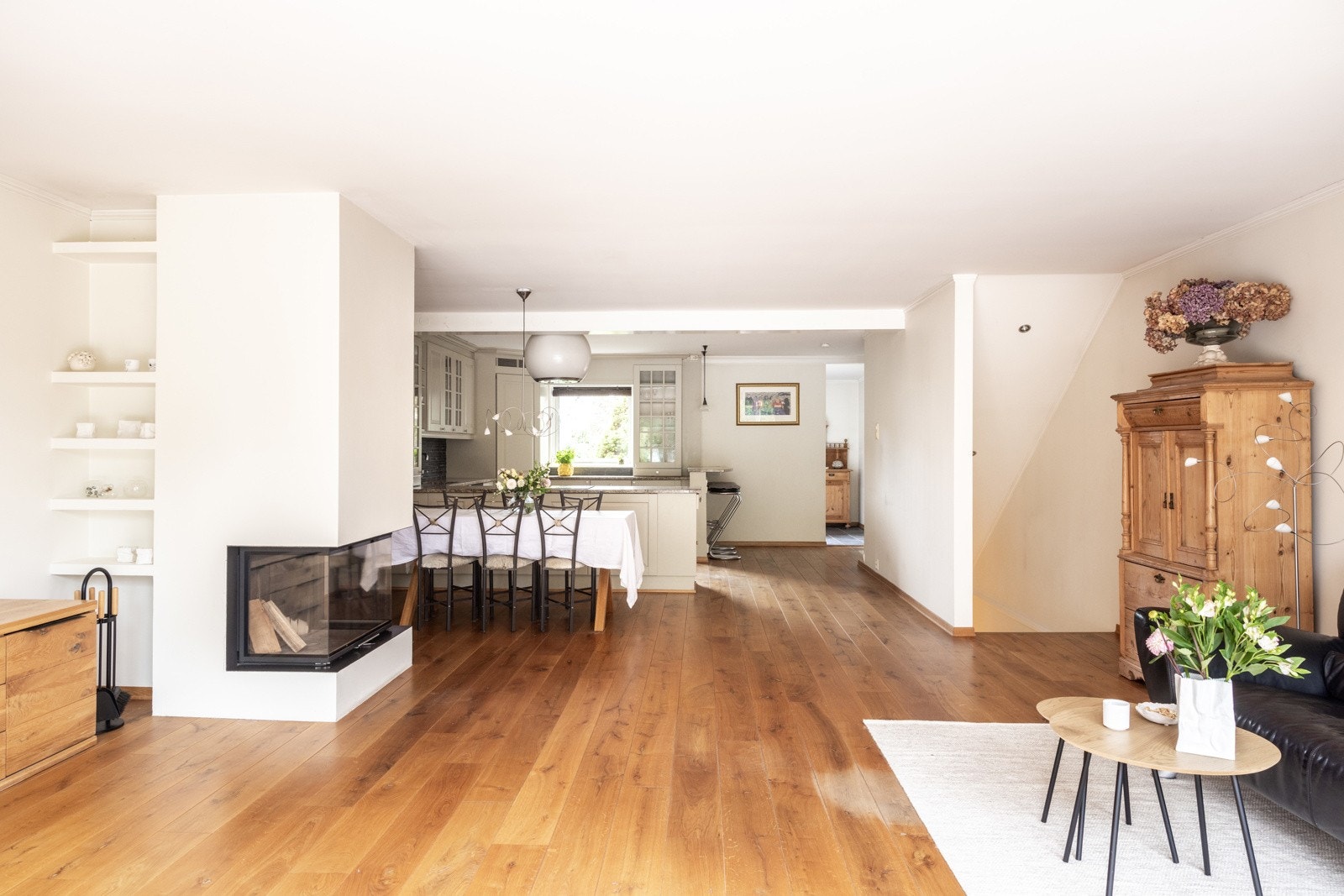 Den åpne løsningen mot spisestue og kjøkken skaper en luftig atmosfære og gir en naturlig flyt i rommet. Galleribilde