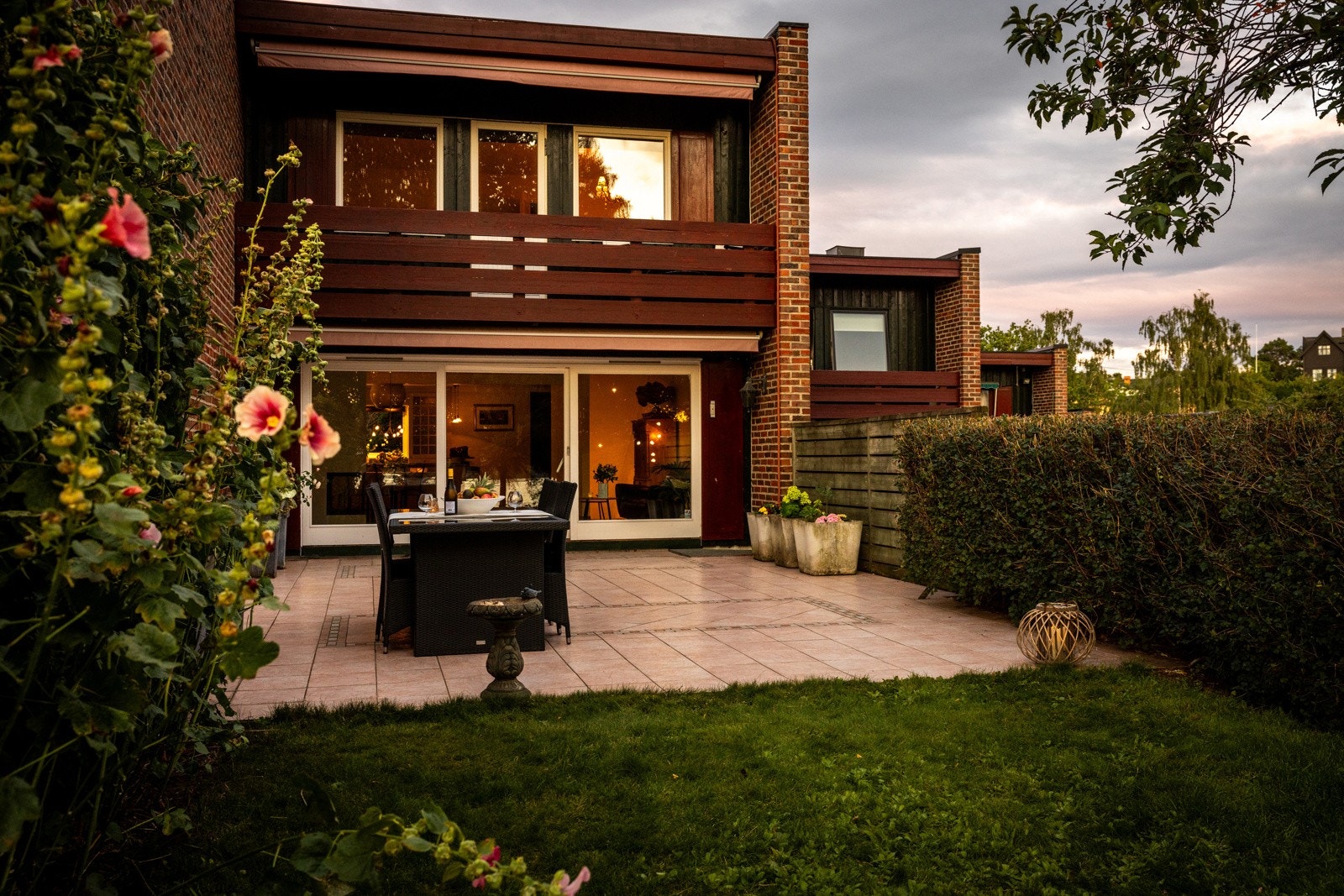 Her bor du med nydelig utsikt både mot felleshagen og sjøen på begge sider av huset, en beliggenhet som gir en herlig feriestemning i hverdagen. Galleribilde