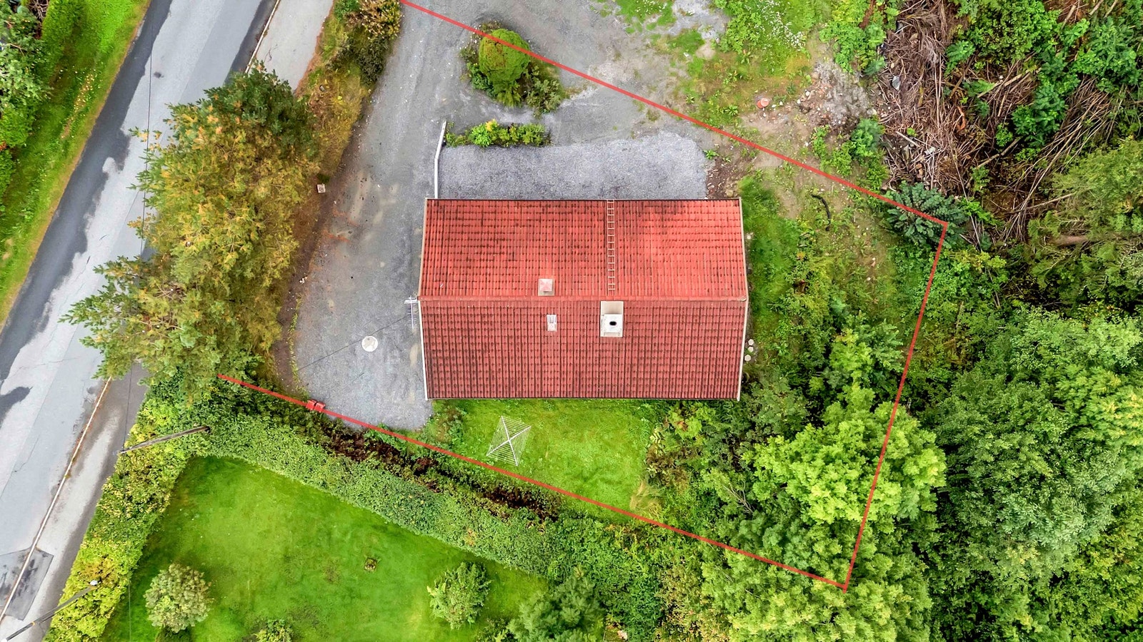 Fugleperspektiv over tomten med ca tomtegrense for boligen. Sjekk vedlagte kart fra kommunen for nøyaktige grenser. Galleribilde