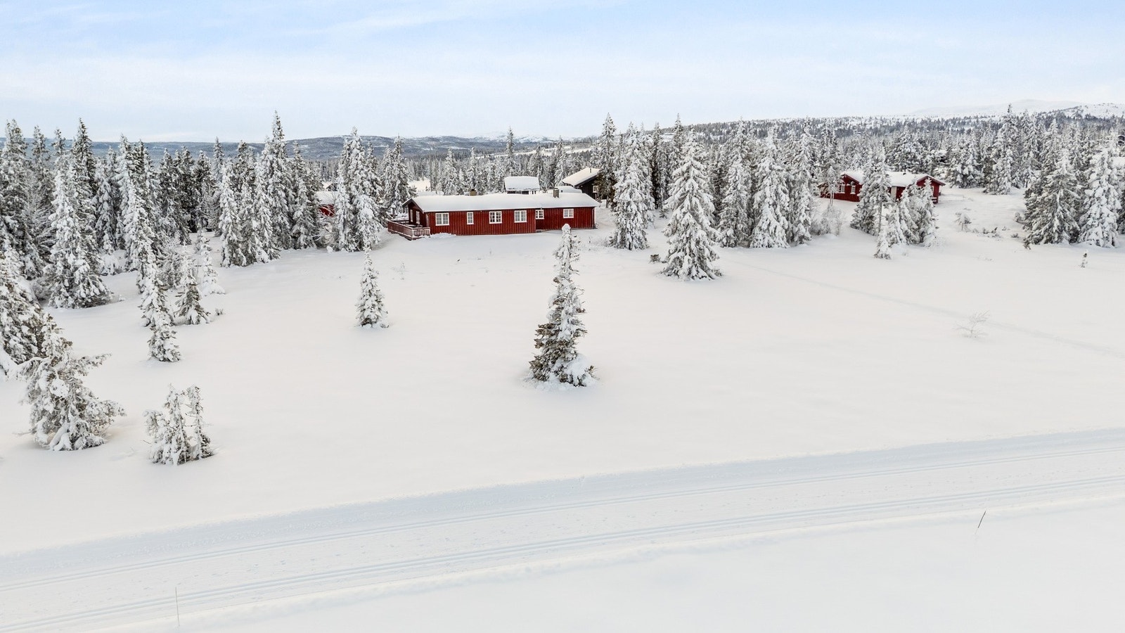 Skiløypa går rett nedenfor tomta og knytter seg innpå det store løypenettet. Herfra kan man gå korte og lange runder; Bjødalen, Ølnesseter, Søre- og Nordre Fjellstølen samt Tisleidalen og Golsfjellet Galleribilde