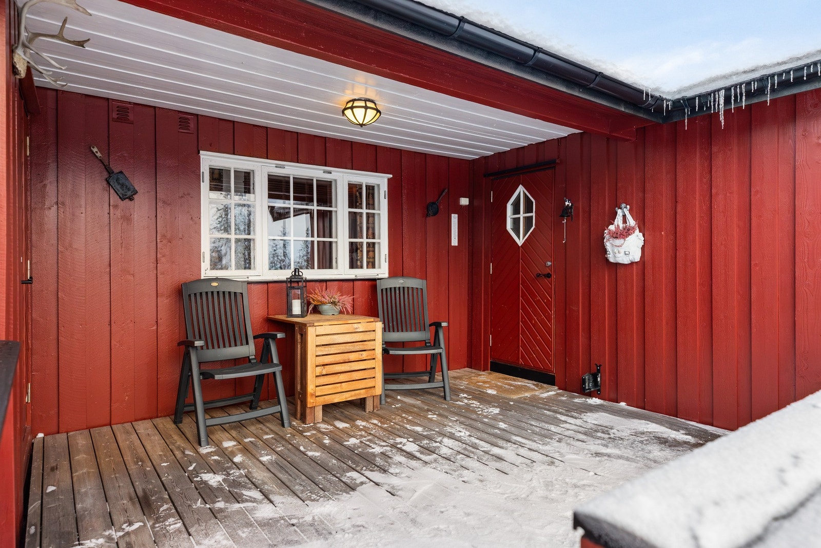 Overbygget inngangsparti hvor de også er plass til sittegruppe, dette er en lun plass Galleribilde