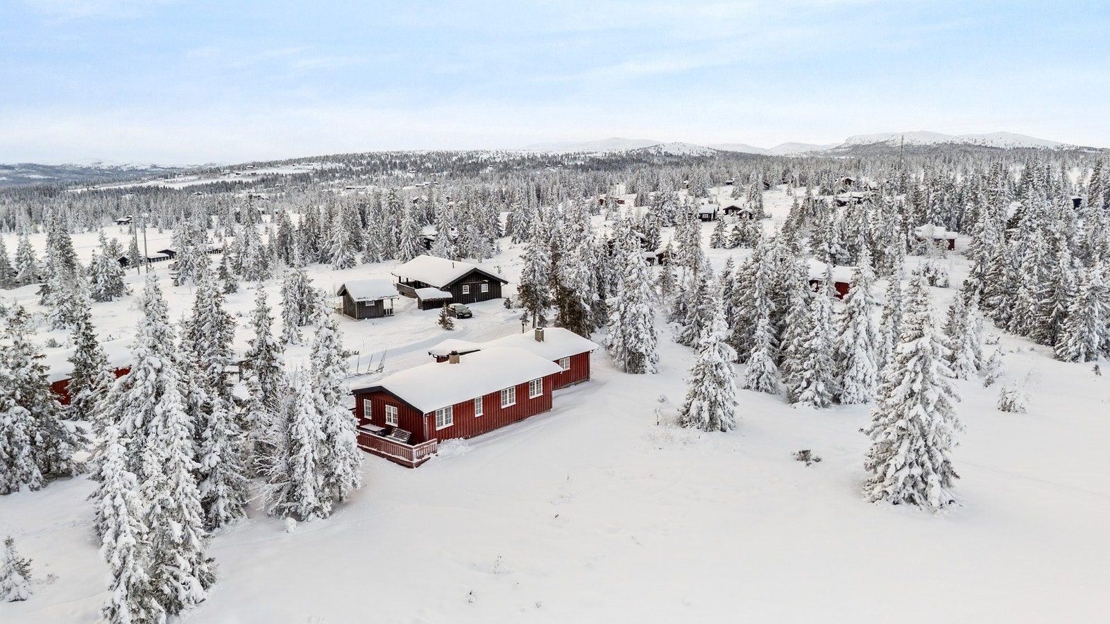 Tomten er romslig og byr på fine uteaktiviteter, lek og moro året rundt Galleribilde