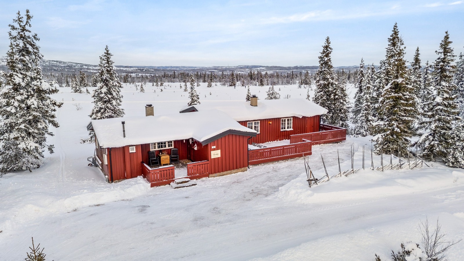 Eiendomsmegler Ida Follinglo presenterer denne fritidseiendommen. Foto: Christine Stokkebryn Galleribilde