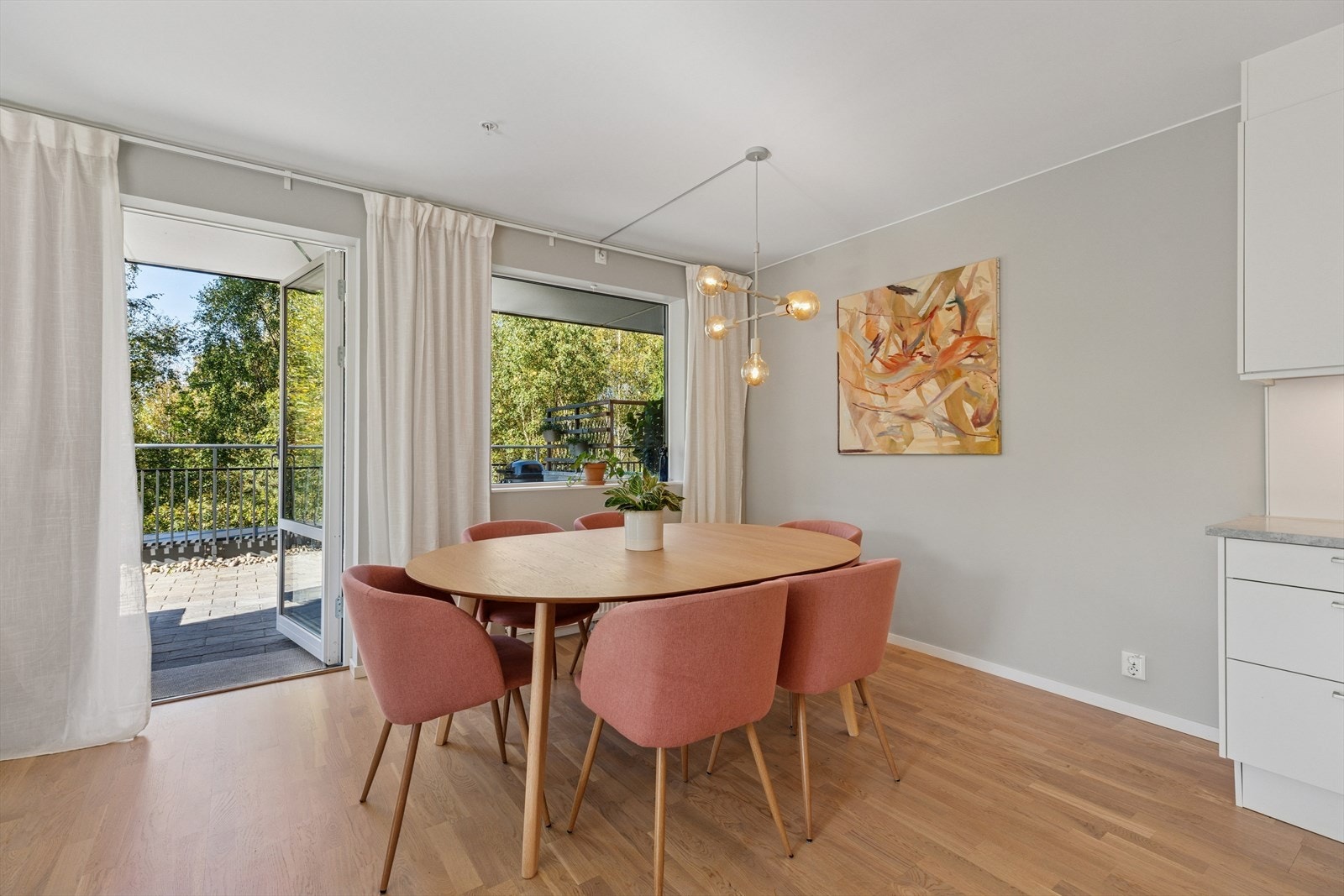 Fra stuen er det utgang til en overbygget og solrik balkong på 29 kvm. Galleribilde