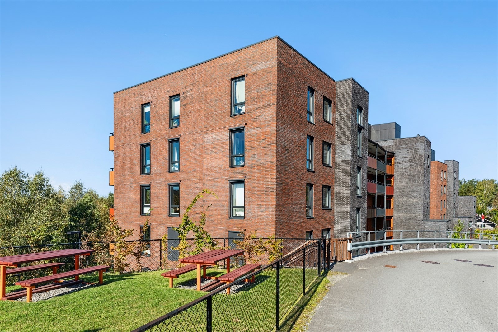 Felles tomt på 4 337 m² som er opparbeidet med store plenarealer, lekeplass, trær, prydbusker og asfalterte gangveier. Barnehage, skole, butikker og stort treningssenter er kun et lite steinkast unna. Galleribilde