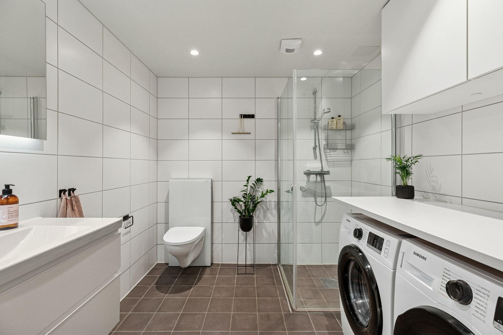 Baderommet med adkomst fra entréen har opplegg for vaskemaskin og plass til tørketrommel. Galleribilde