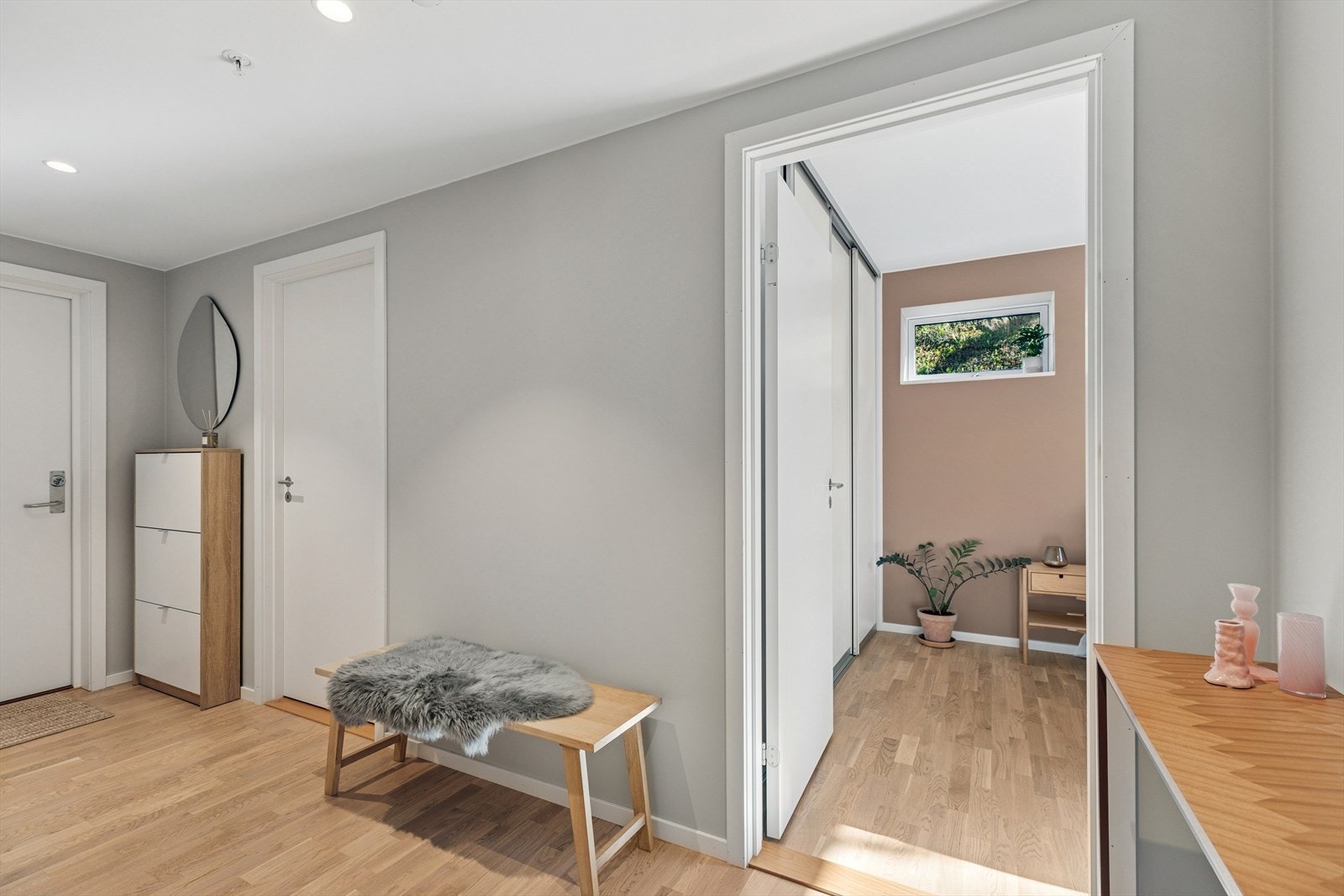 Leiligheten er gjennomgående med 1-stavs parkettgulv, og malte veggflater. Galleribilde