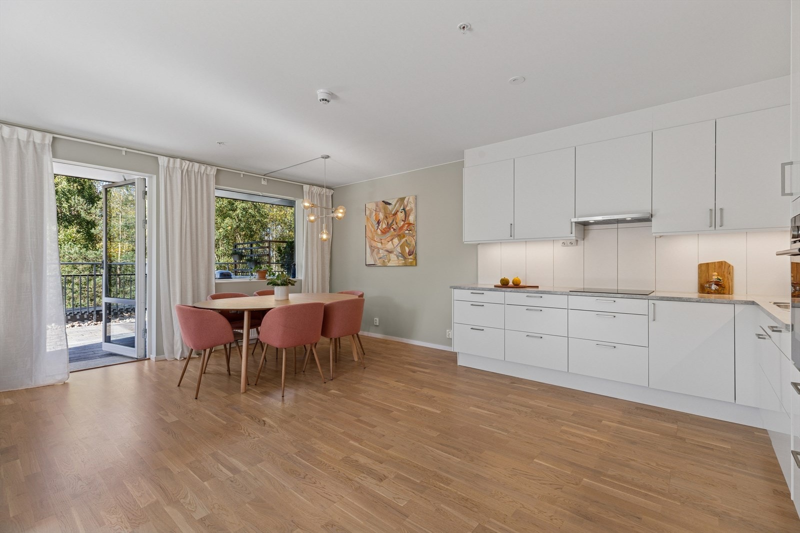 Leiligheten har tidsriktige farge- og materialvalg som skaper en harmonisk atmosfære. Galleribilde