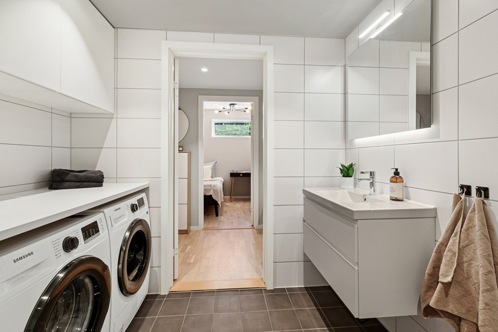 Leiligheten har to stilrene baderom med flislagte gulv og vegger. Galleribilde