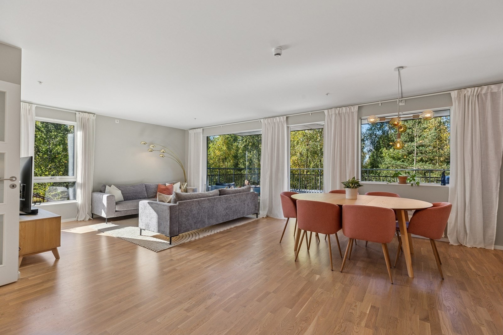 Det er store vindusflater som slipper inn rikelig med naturlig lys. Galleribilde