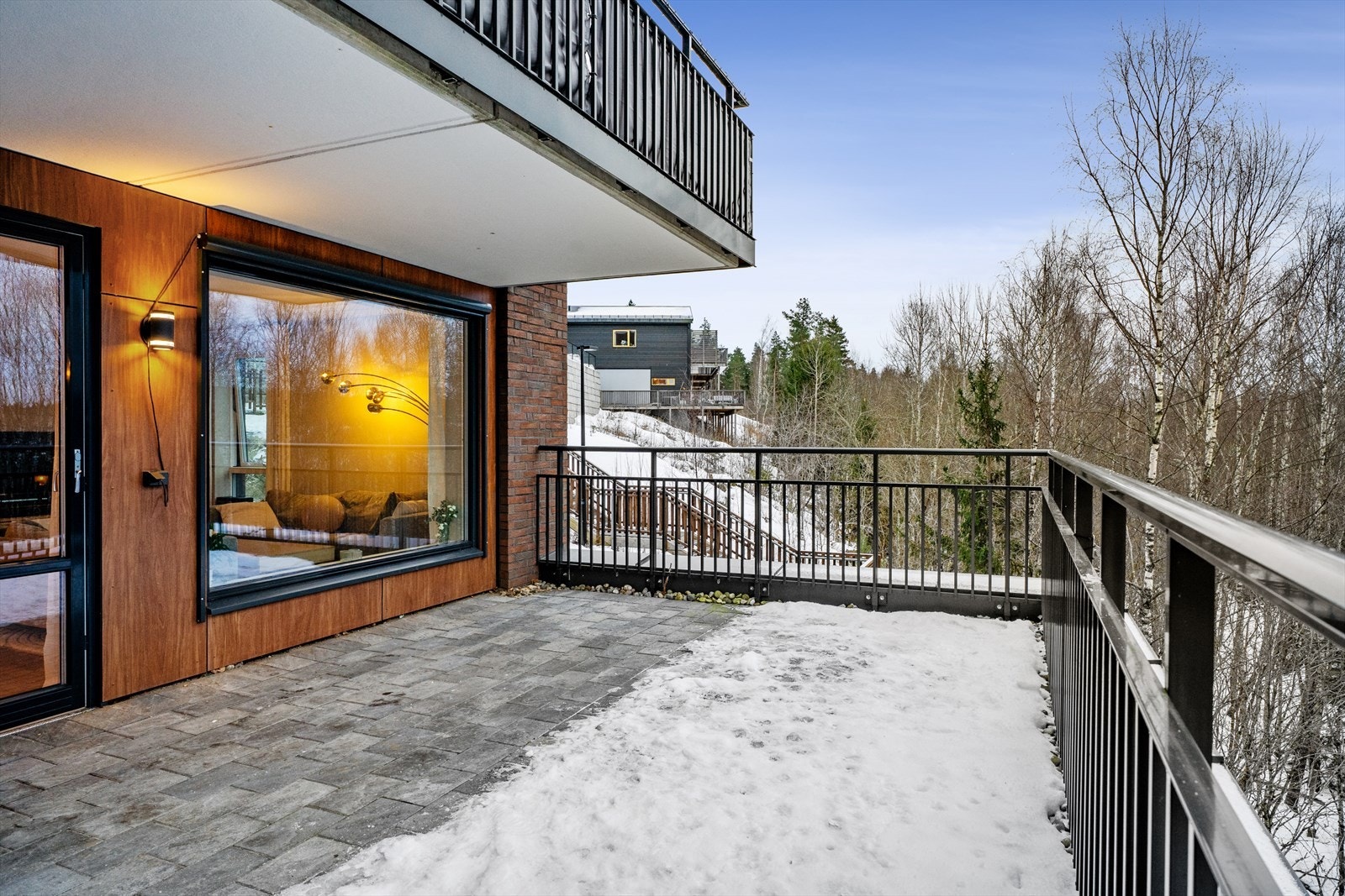 Uteplassen er romslig og funksjonell, med gode innredningsmuligheter som gir fleksibilitet for både sosiale soner og avslapning. Galleribilde