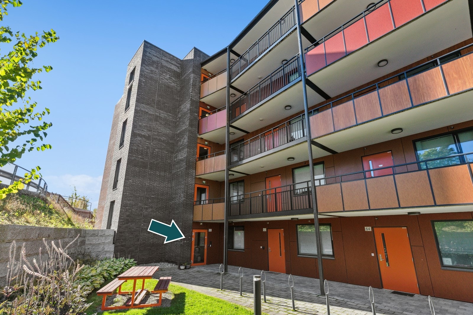 Boligen ligger i et rolig og barnevennlig område på Langhus med nærhet til alt du trenger i en hektisk hverdag. Galleribilde