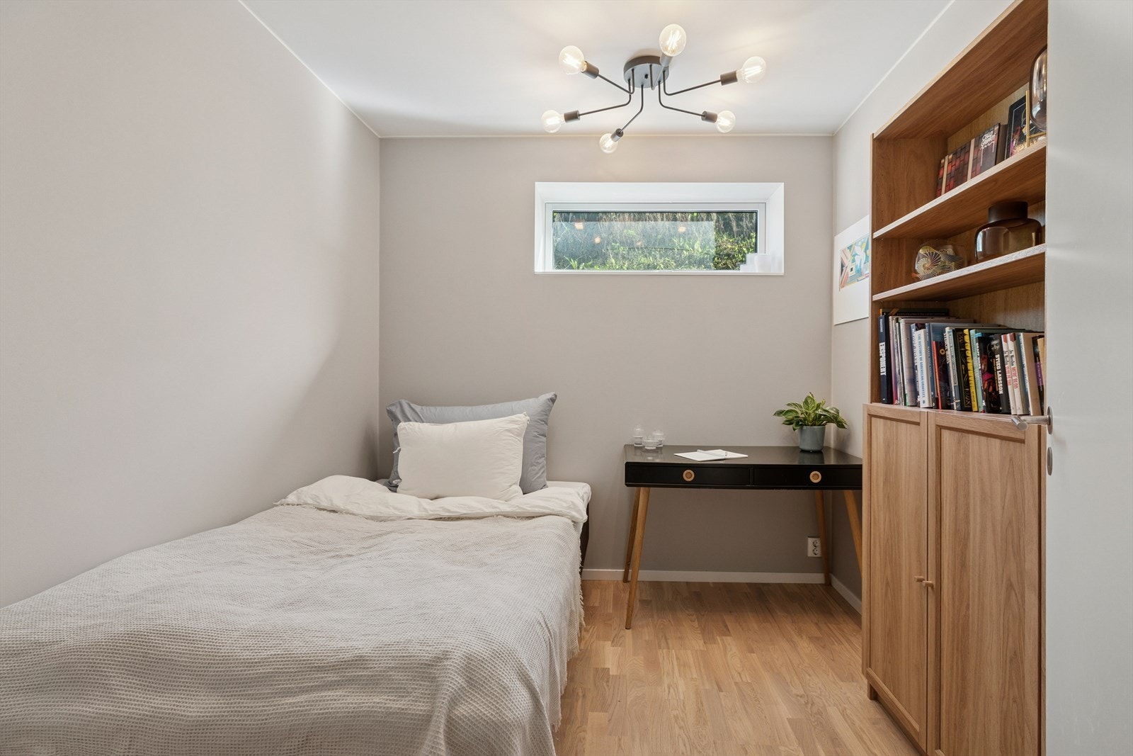 Boden ved entréen er i dag innredet som gjesterom/soverom, men er ikke godkjent til varig opphold. Se punkt ferdigattest for mer informasjon. Galleribilde