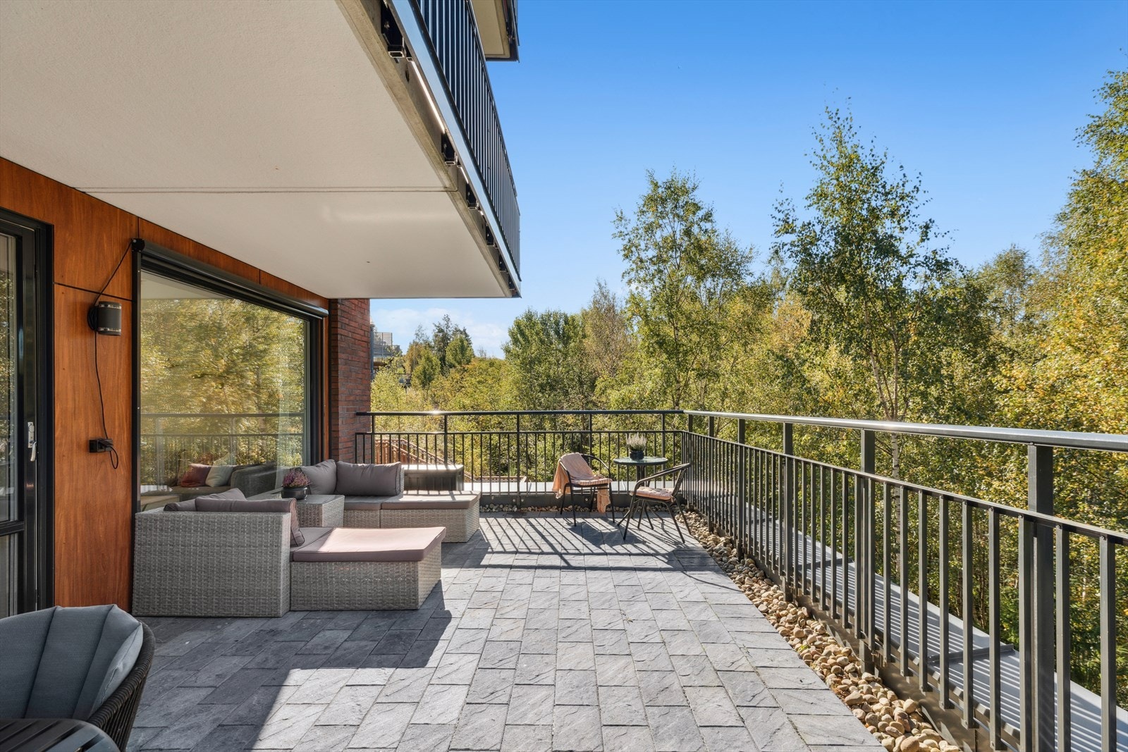 Her er det god plass til flere sosiale soner og en grill. Galleribilde