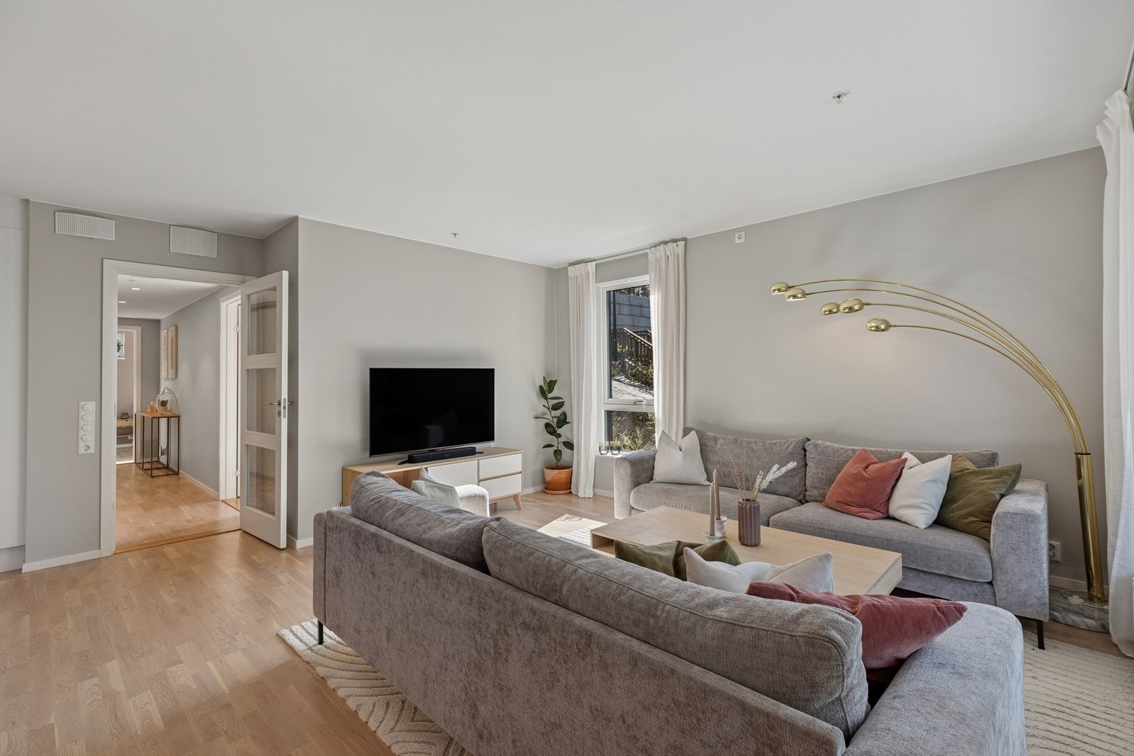 Stuen har fleksible møbleringsmuligheter og kan enkelt deles inn i ulike soner. Galleribilde