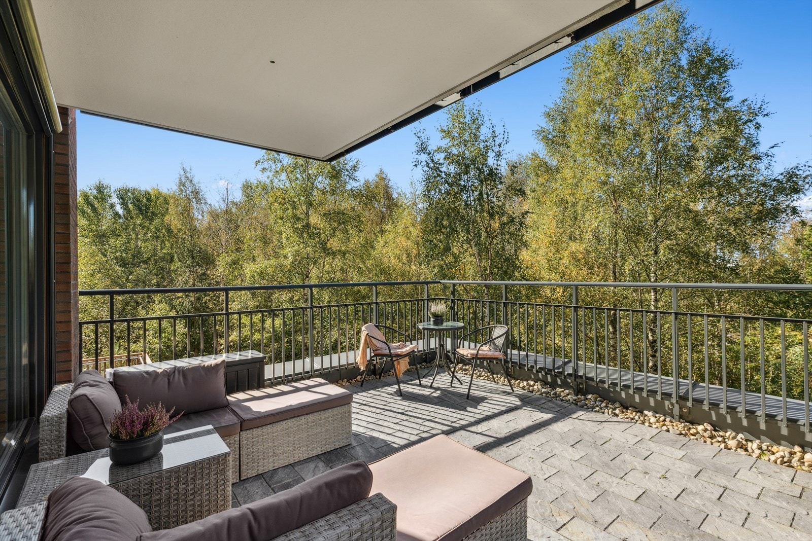 Balkongen er en fin forlengelse av stuen i sommerhalvåret. Galleribilde