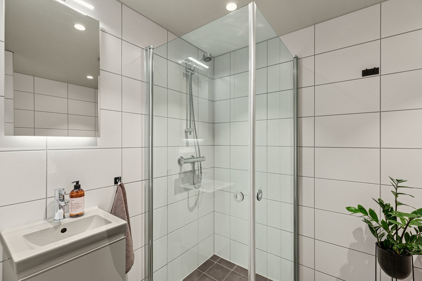 Det ene badet har direkte adkomst til ett av soverommene. Galleribilde