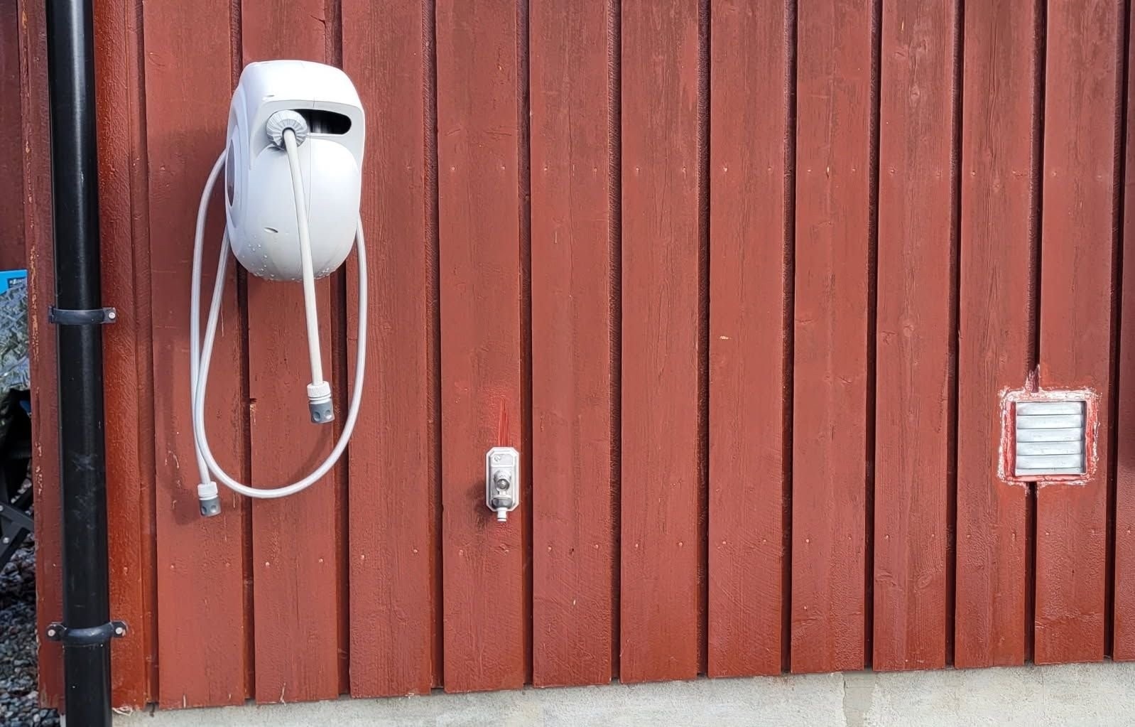 Isolert utekran og slangetrommel Galleribilde