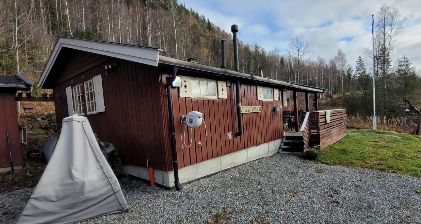 Del av gårdsplassen på hytta Galleribilde