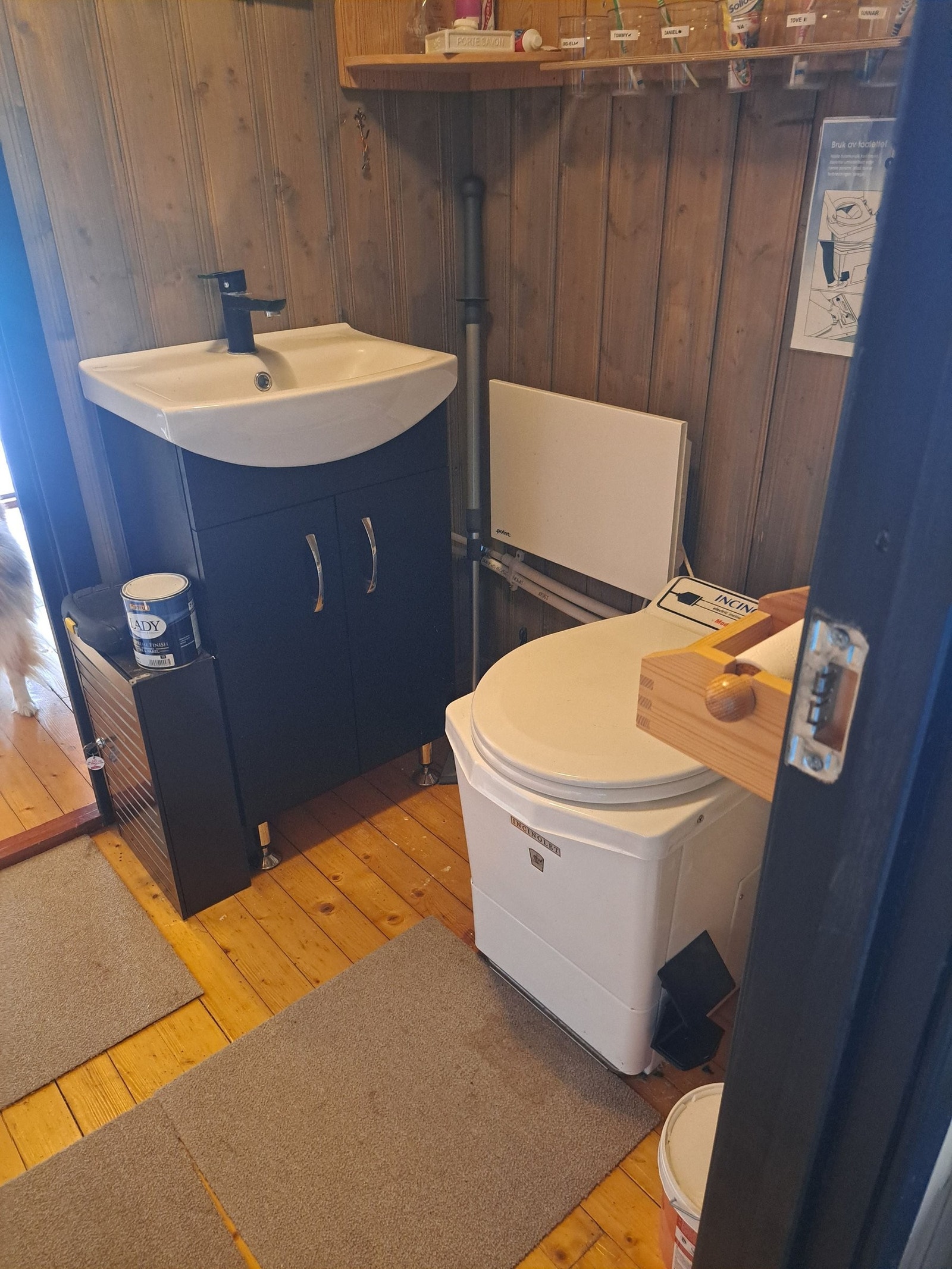 Do-rom med forbrenningstoalett og vask Galleribilde