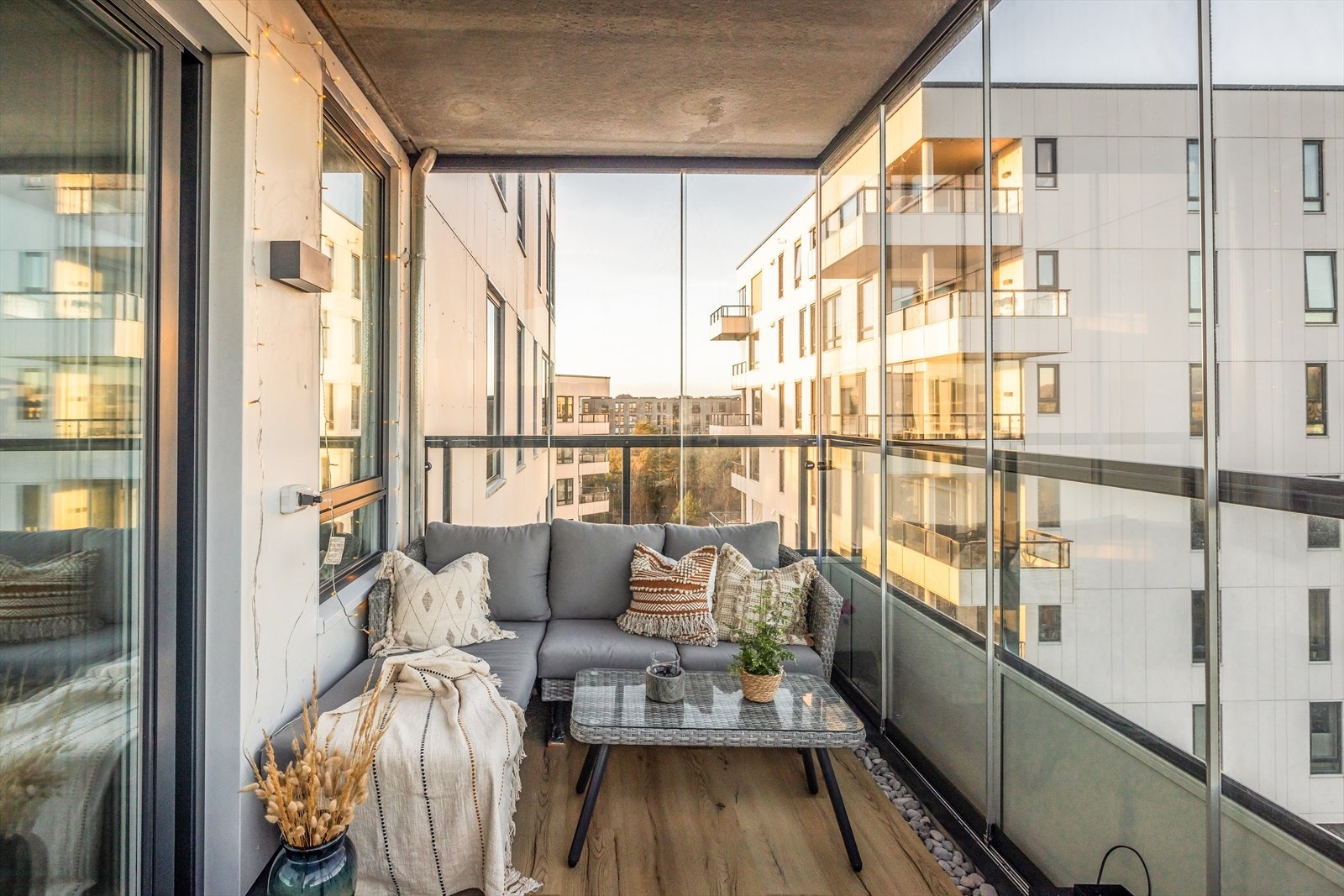 Leiligheten er oppgradert med vinterhage, som gjør at balkongen kan brukes året rundt. Galleribilde