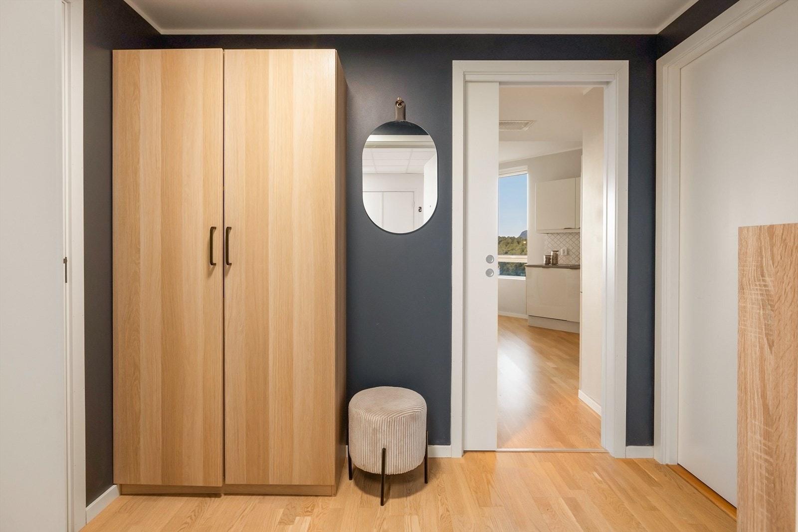 Velkommen inn i en praktisk entré med garderobe og dørtelefon. Galleribilde