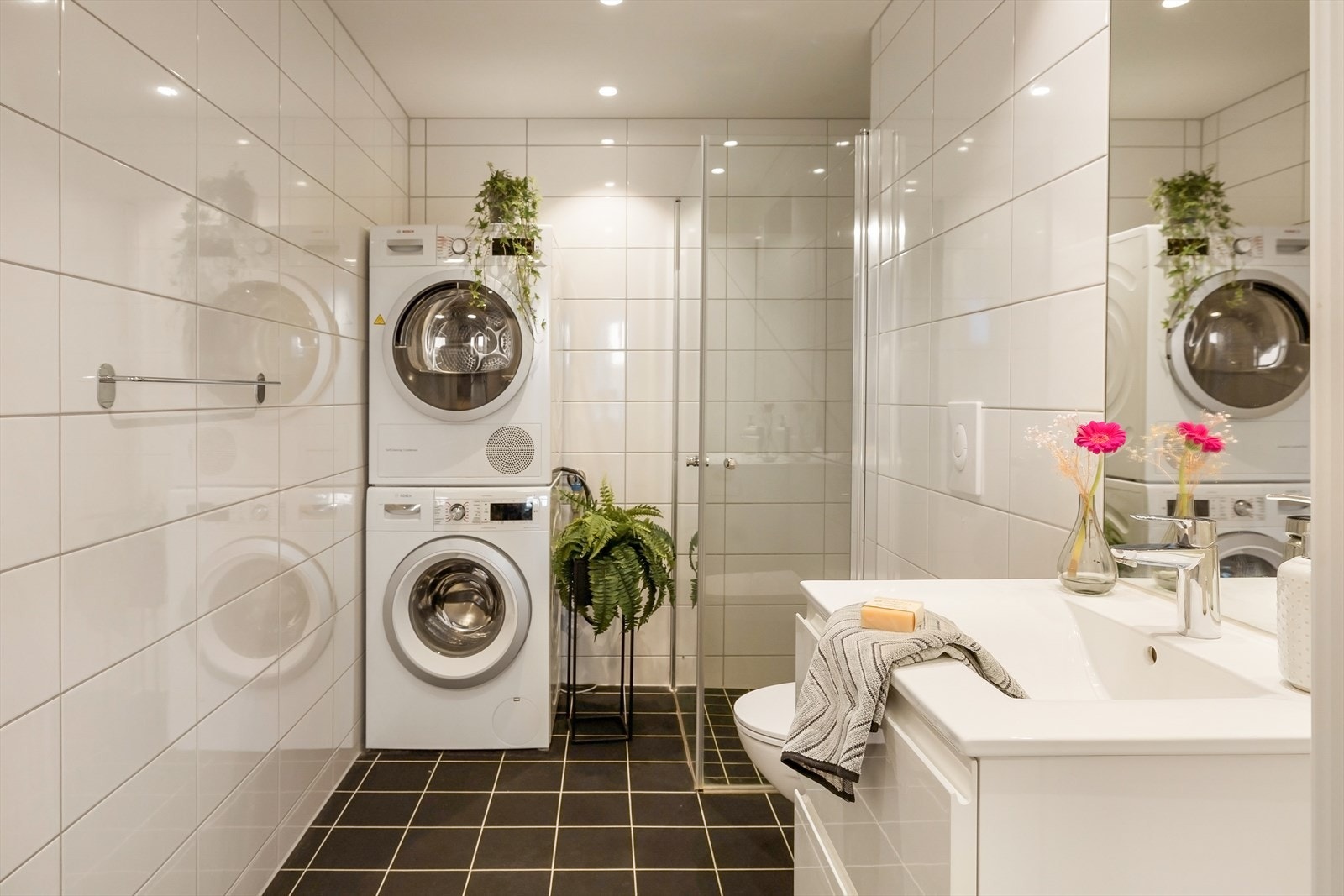 Romslig helfliset baderom med spotlights i taket. Galleribilde