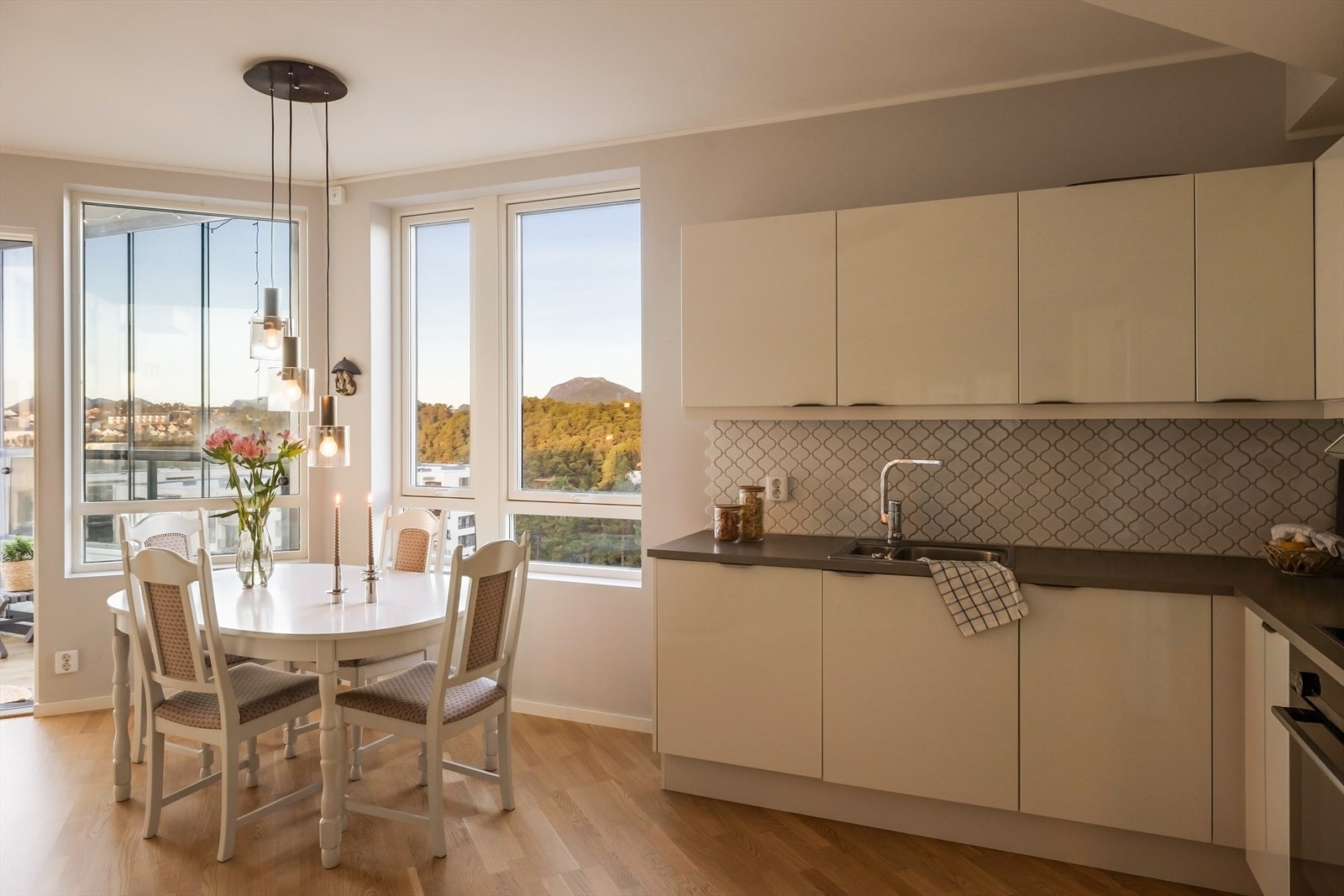 Åpen stue/kjøkkenløsning. Galleribilde