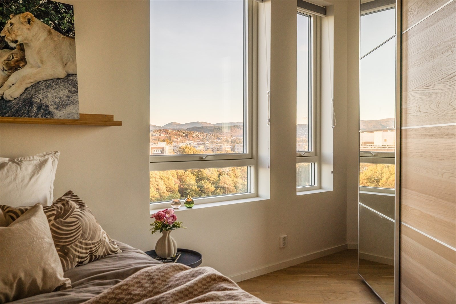 I hjørnet kan man utnytte med en liten stol, plante eller kommode. Galleribilde