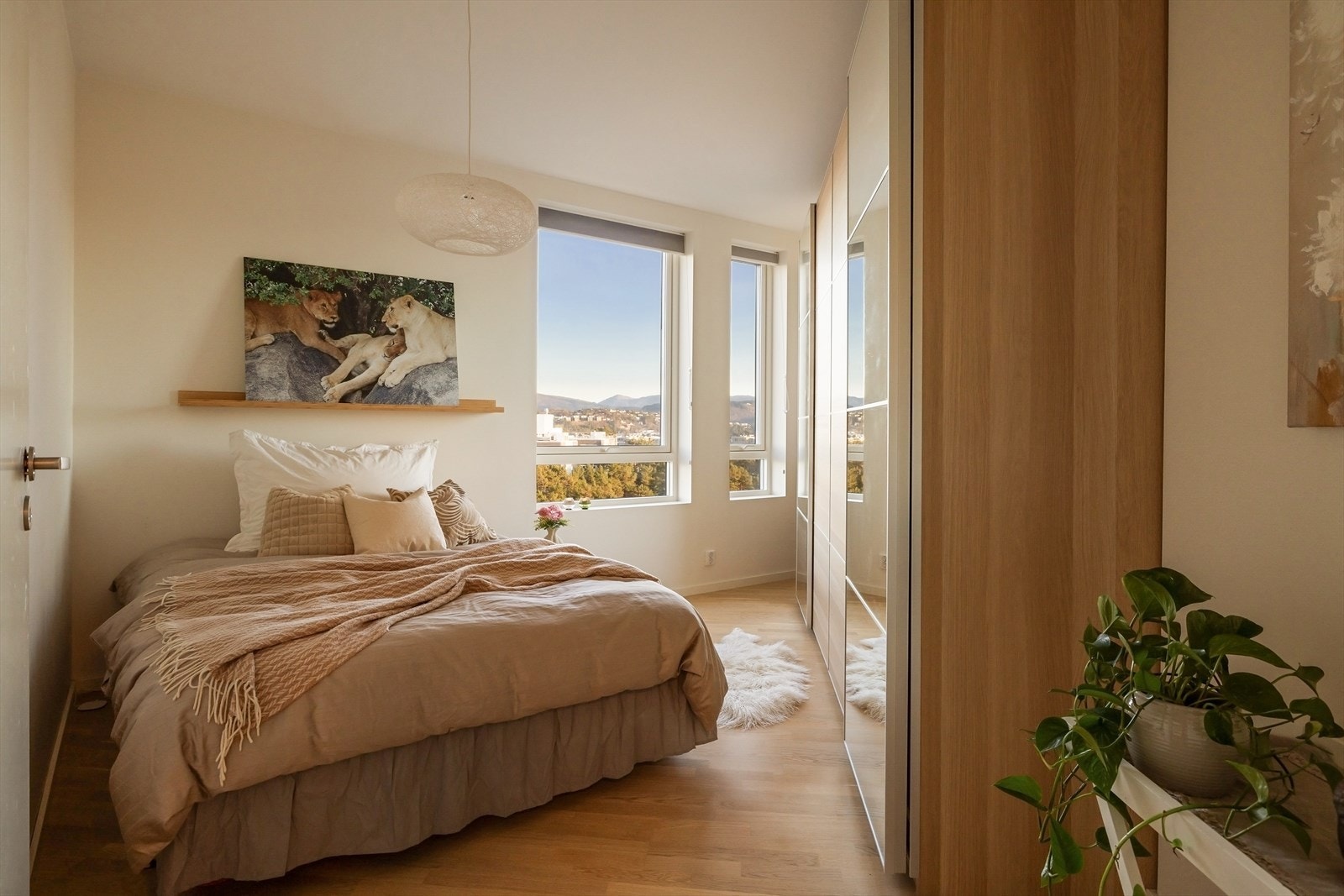 Lekkert hovedsoverom med mye garderobe, utsikt og lysinnslipp. Galleribilde