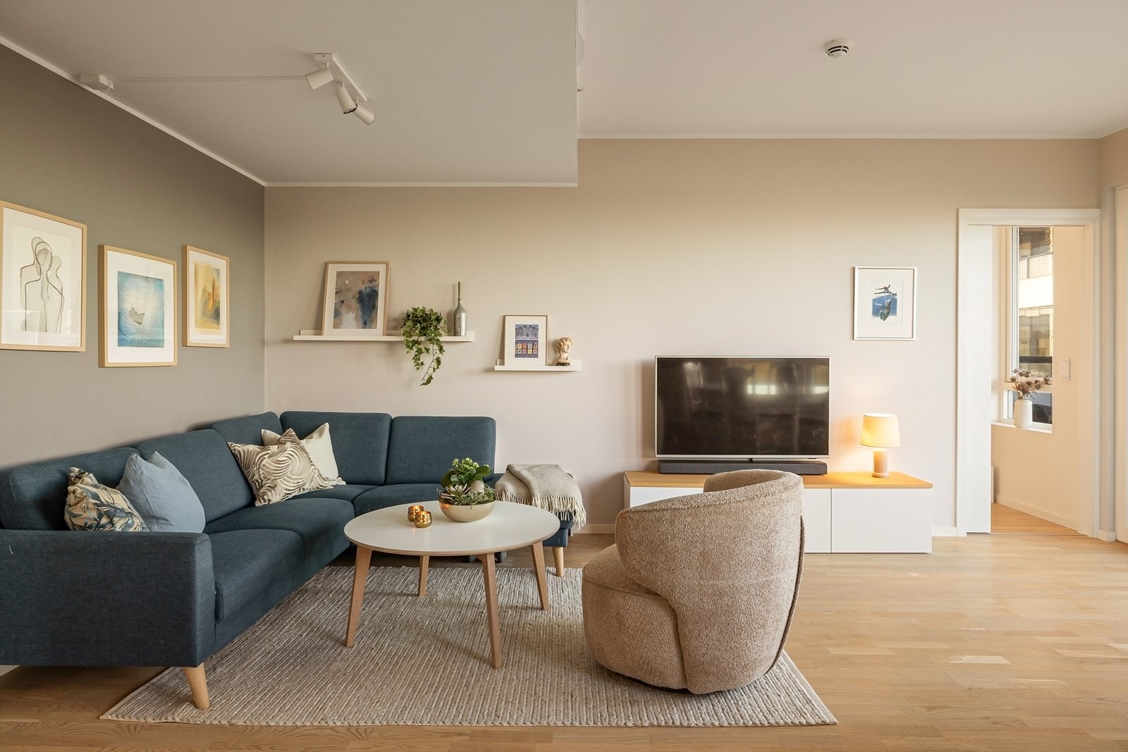 Her er det plass til en god sofa- og spisegruppe. Galleribilde