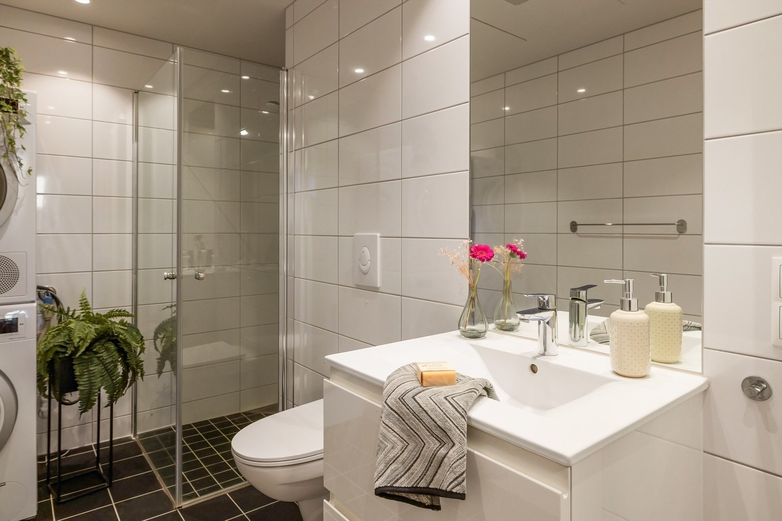 Vegghengt toalett stort speil og flott servant. Galleribilde