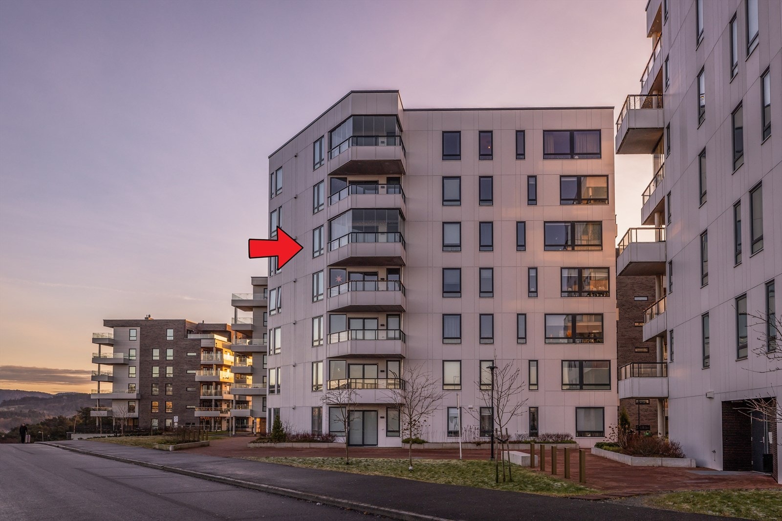 Leiligheten ligger i et etablert boligområde på Sandsli, med gangavstand til bybanen. Galleribilde