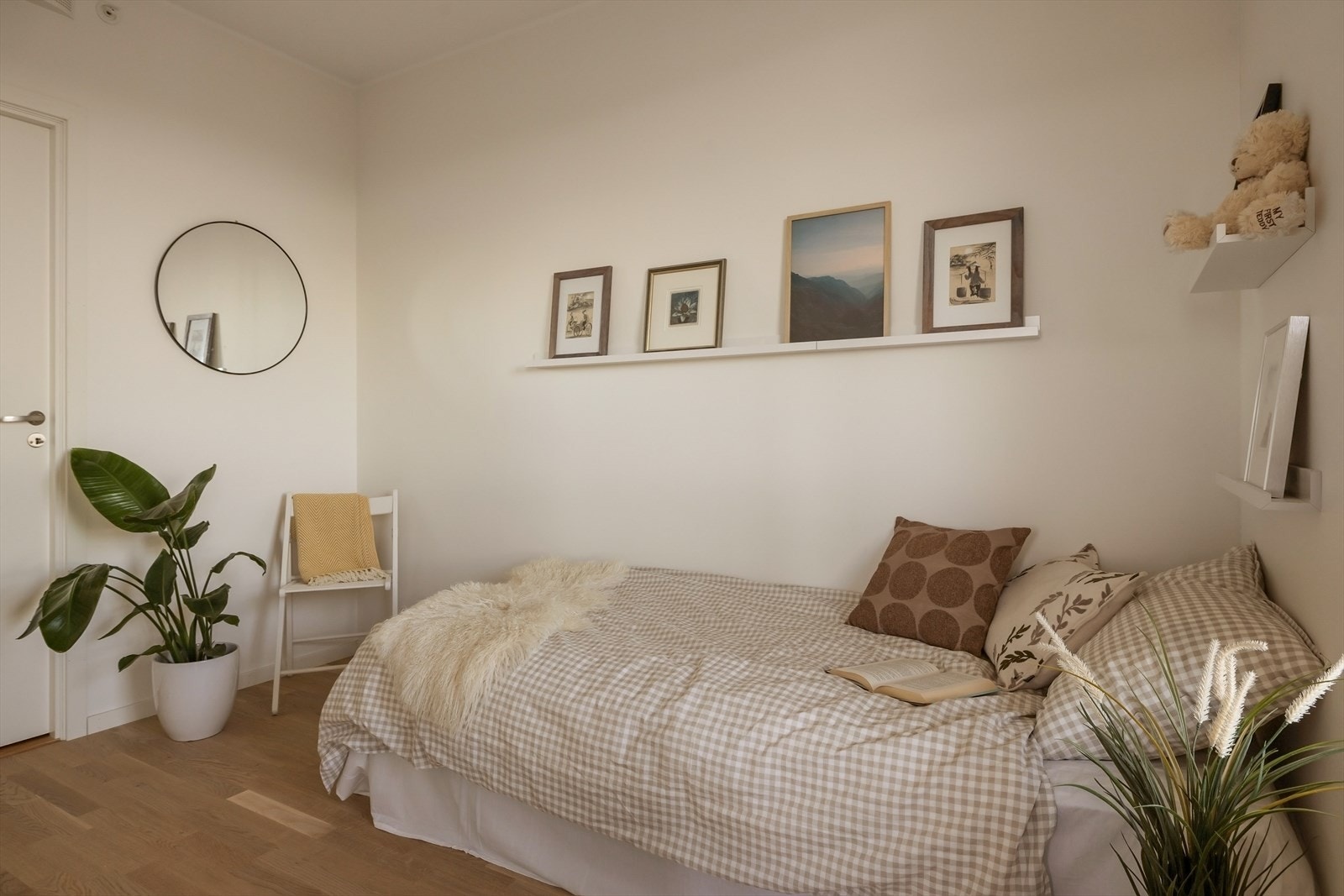 Soverom 2 har også god størrelse og rommer fint en seng, nattbord og garderobe. Galleribilde