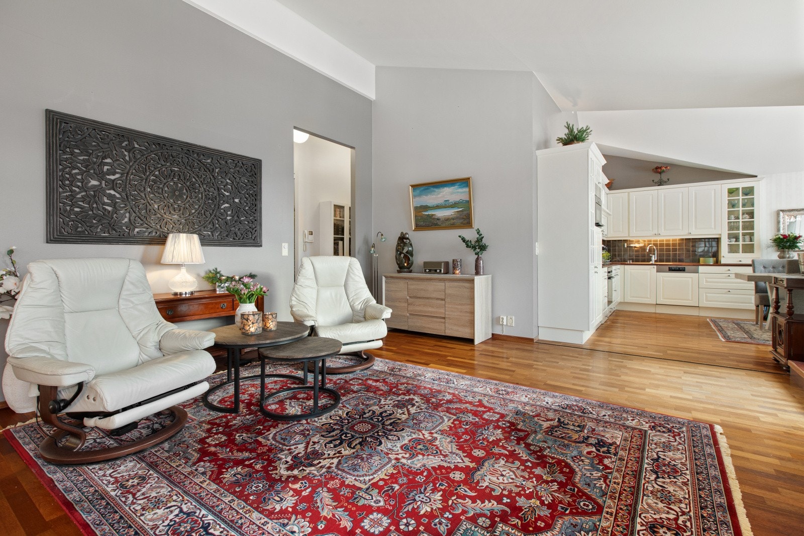 Videre innover i leiligheten møtes man av boligens beste rom - den åpne kjøkken- og stueløsningen. Galleribilde